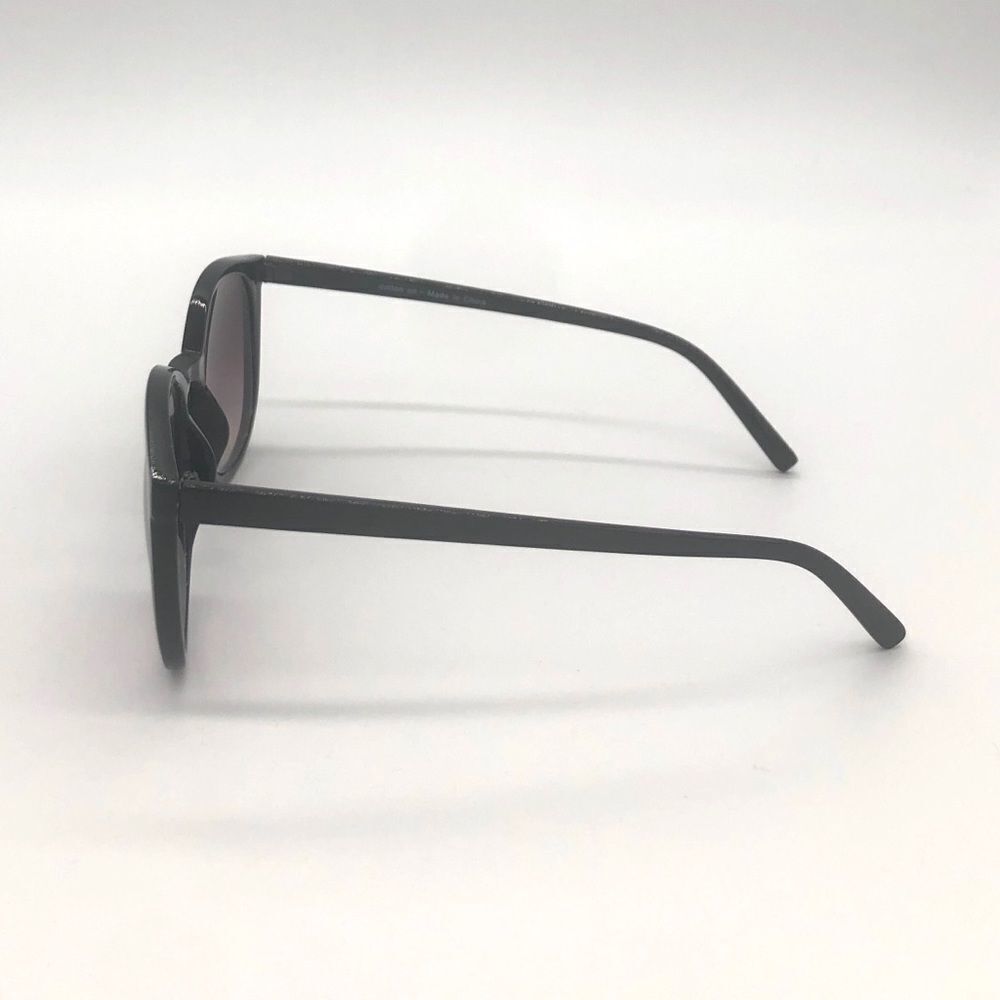 Black Sunglasses 🌸Free w/ any Bundle purchase - Picture 2 of 4